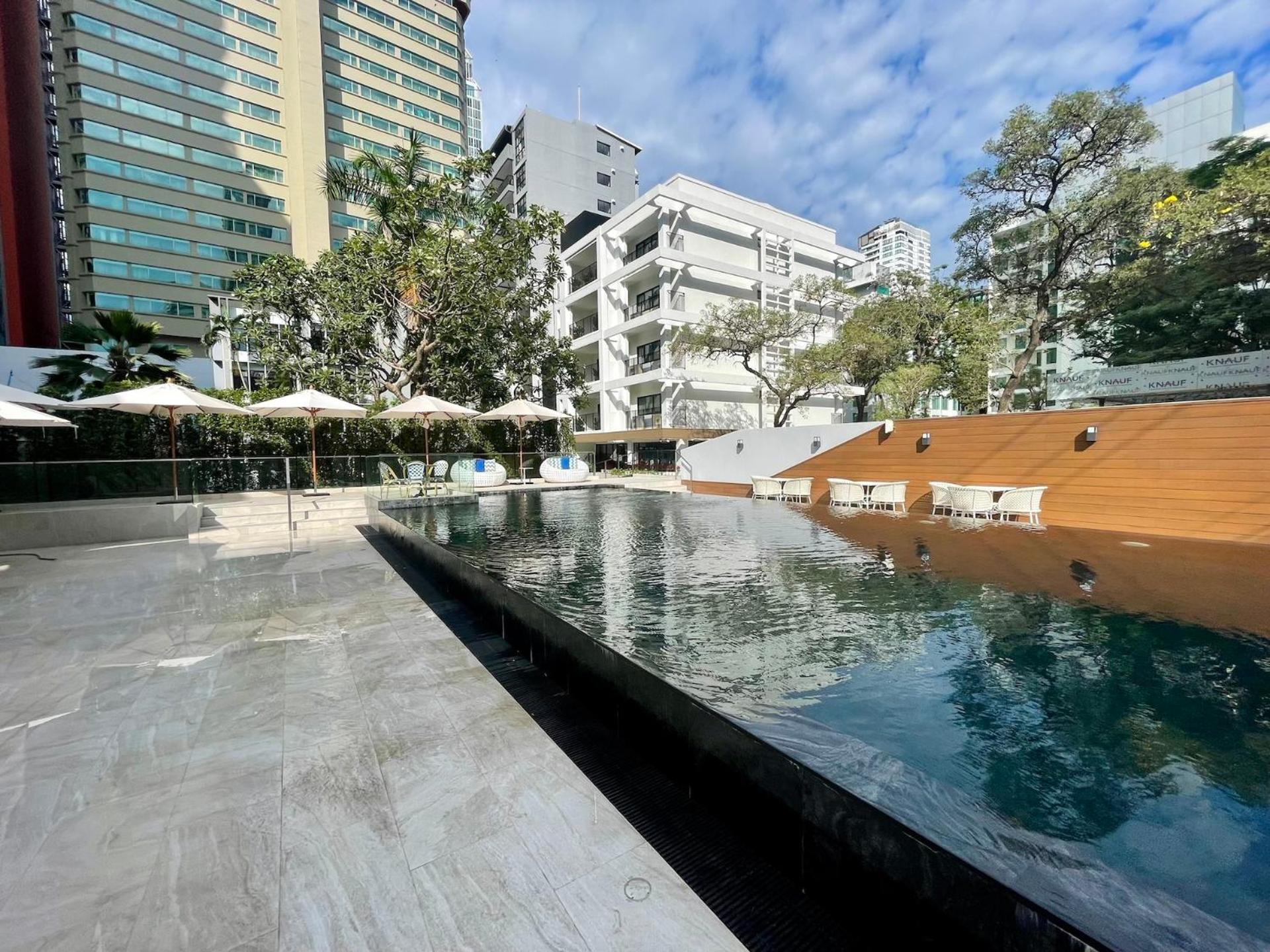 Floral Court Hotel & Residence Sukhumvit 13 Банкок Екстериор снимка